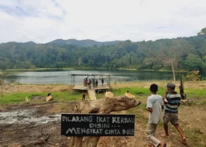 Sampah, Mantan, Koruptor, dan Mars