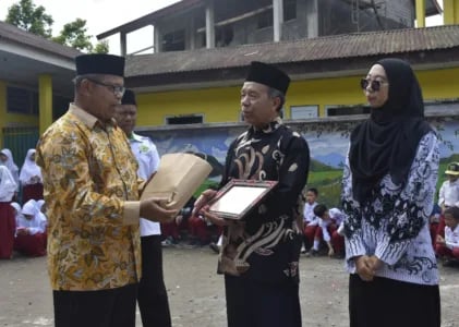 Warisan Abadi Sang Pendidik Hamzah Lampung; Pelita Amanah di Kota Seribu Gereja