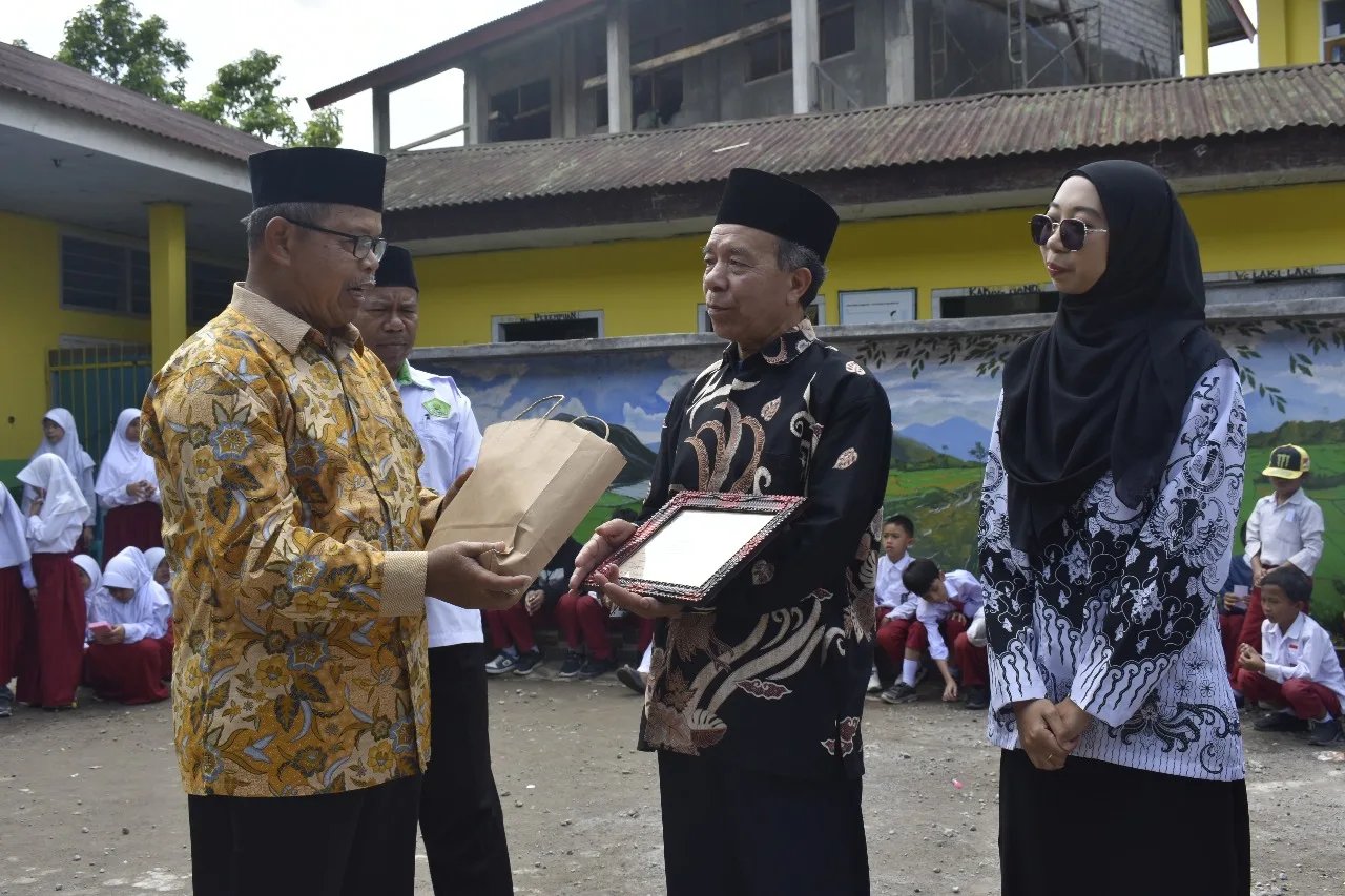 Warisan Abadi Sang Pendidik Hamzah Lampung; Pelita Amanah di Kota Seribu Gereja