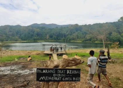 Sampah, Mantan, Koruptor, dan Mars