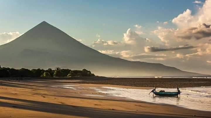 Matahari terbit di pantai Mbolata.